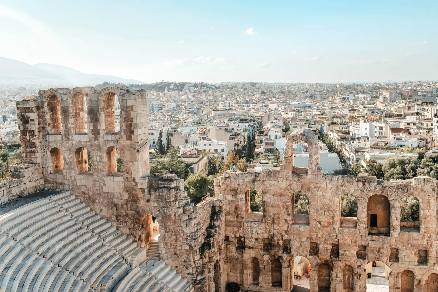 Athen mit Blick auf das Odeon und die Stadt im Sonnenlicht